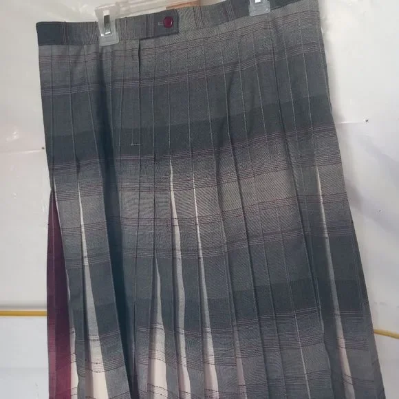 Pleated/Reversible Skirt - Picture 6 of 9